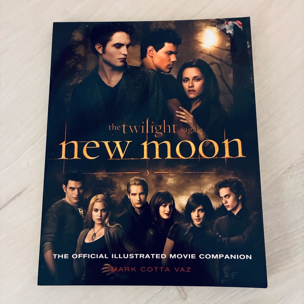 Twilight Saga: New Moon Official Illustrated Movie Companion Paperback Preowned